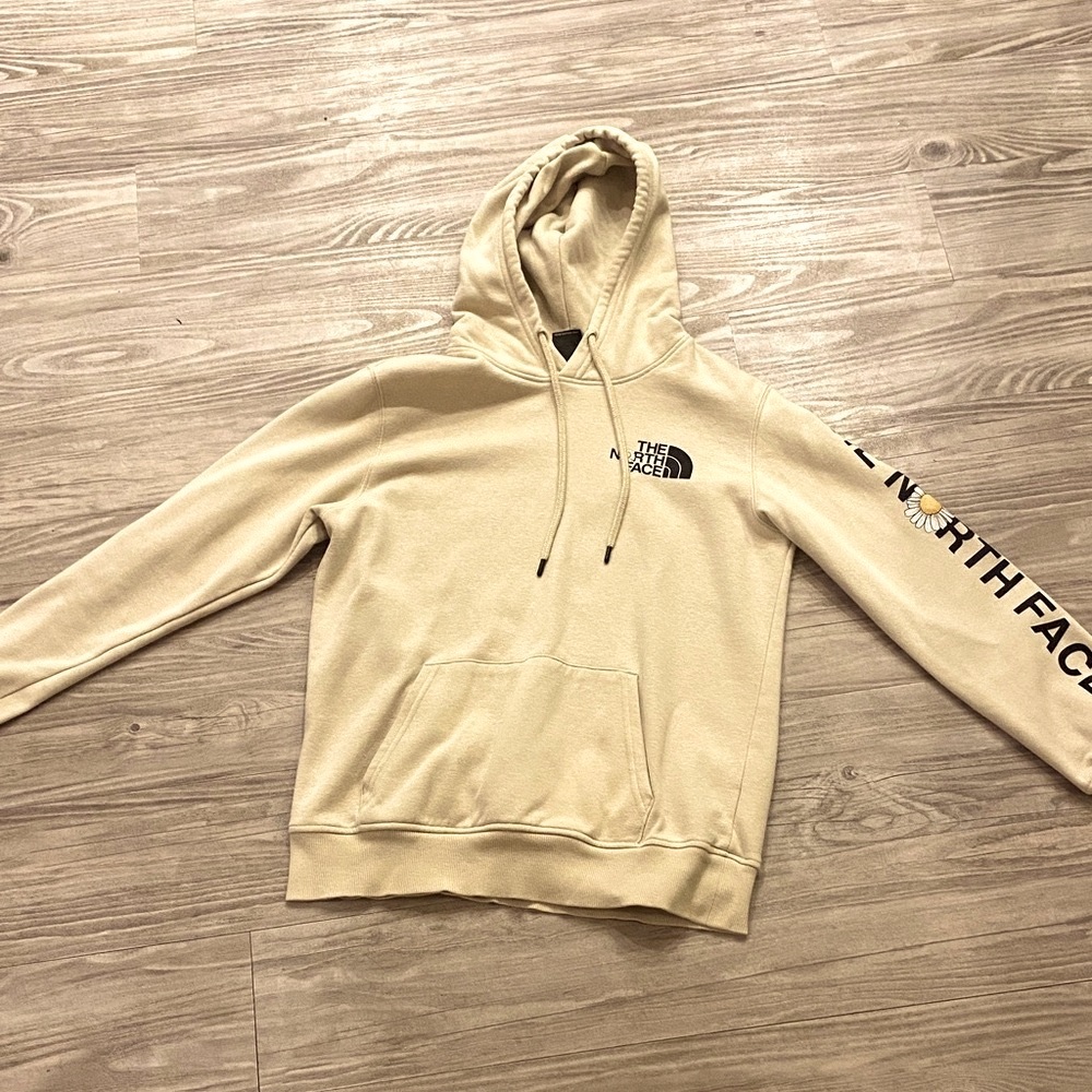 **NEVER-WORN** The North Face Women’s Beige Hoodie 💗